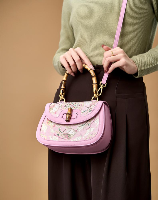 Pink mulberry silk Chinese-style crossbody bag with bamboo handle - 图片 3