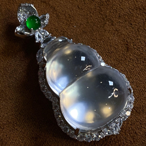 Hand-carved large gourd pendant made of natural quartz jade, icy transparent and plump