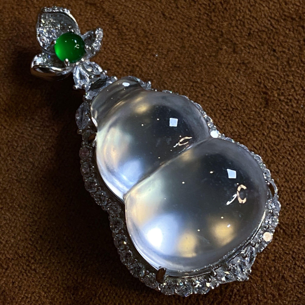 Hand-carved large gourd pendant made of natural quartz jade, icy transparent and plump